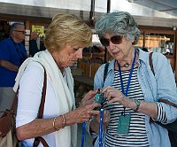 DSC 8917 Colette and Christiane manipulating the receiver